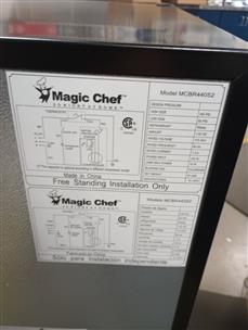 MAGIC CHEF 4.4 CUBIC FT MINI-FRIDGE - MCBR440S2 Very Good